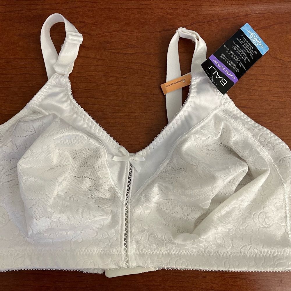 NWT- Bali Classic Support w/Cool Comfort Fabric White Bra - 38DD